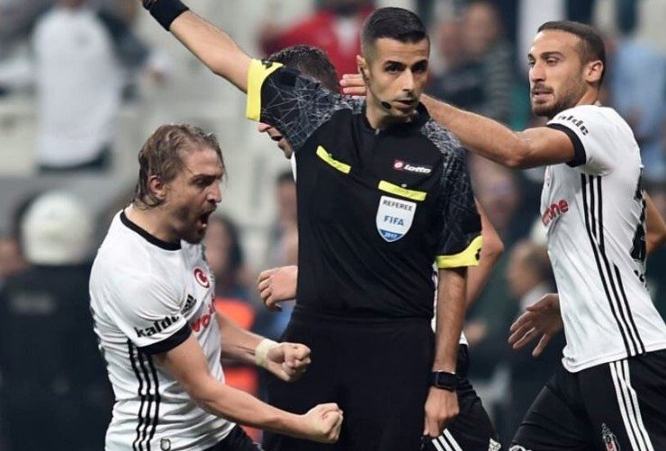 GalatasaraySMT's tweet photo. Fikret Orman; Türkiye’nin En Müslüman ve en Efendi kulübü olduklarını açıklamıştı. Beşiktaş taraftarı ve sporcuları başkanı haklı çıkardı... https://t.co/jYsJSGr7jS