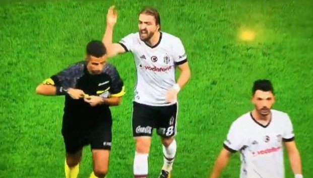 GalatasaraySMT's tweet photo. Fikret Orman; Türkiye’nin En Müslüman ve en Efendi kulübü olduklarını açıklamıştı. Beşiktaş taraftarı ve sporcuları başkanı haklı çıkardı... https://t.co/jYsJSGr7jS