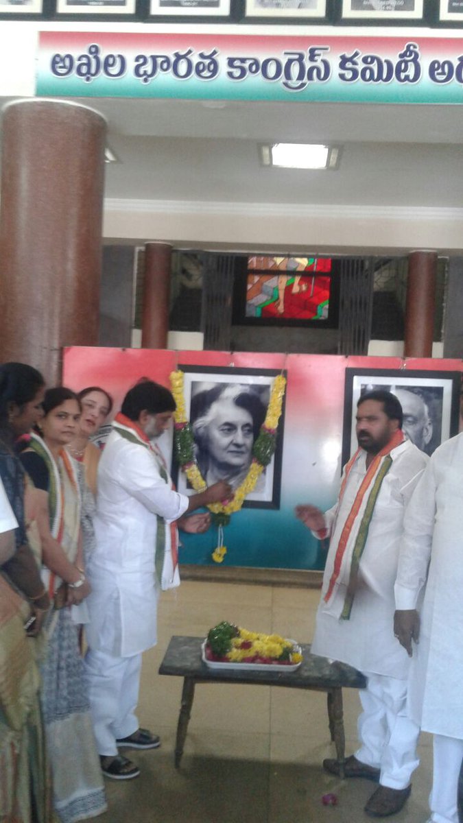 Is_Real_Spirit's tweet photo. Rich tributes to @Indira___Gandhi @Gandhibhavan by @battiVikra #SharadaNerella, #AnjanKumar &amp; other dignitaries @INCTelangana @UttamTPCC https://t.co/D6OiFc7ezz