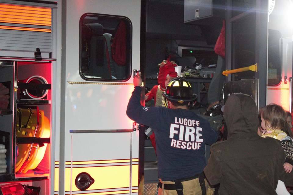 scfireeducation's tweet photo. Community is the first word in CRR. Combine Prevention with community events like truck or treat @lugoffchief https://t.co/IfDBFEtZiC