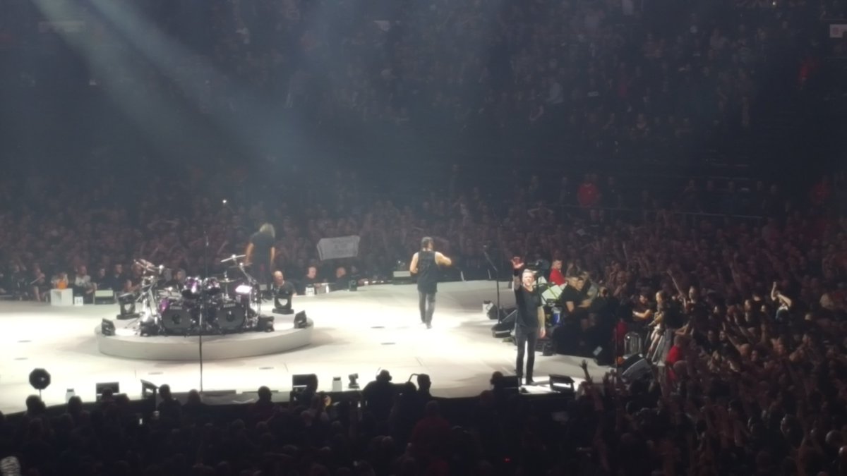 Dazberito's tweet photo. Twas awsome at #MetInBirmingham last night. First time seeing #Metallica and was worth the wait! https://t.co/mLe8KdDH8W