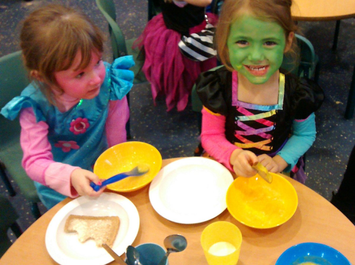 AirthNursery's tweet photo. Tasting our pumpkin soup we made for snack. 👍 #usingrecipes #healthy @airthprimary https://t.co/5CI6HdLaNP