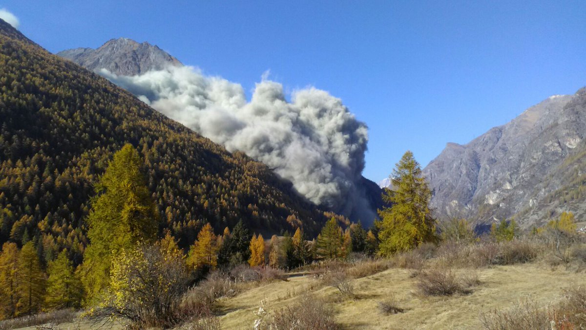 giornaleprociv's tweet photo. Valle d'Aosta, Gran Paradiso, crollo a Punta #Pousset, nube su #Cogne - #VdA - #frana - #ProtezioneCivile - https://t.co/940GheNQAp https://t.co/I9FopFLUkD