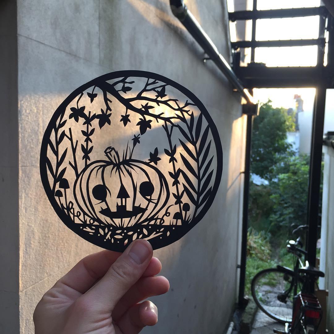 This #papercut pumpkin is a #Halloween decoration we want to display all year long! #HappyHalloween
📷: @porkchopspapercuts (Instagram)