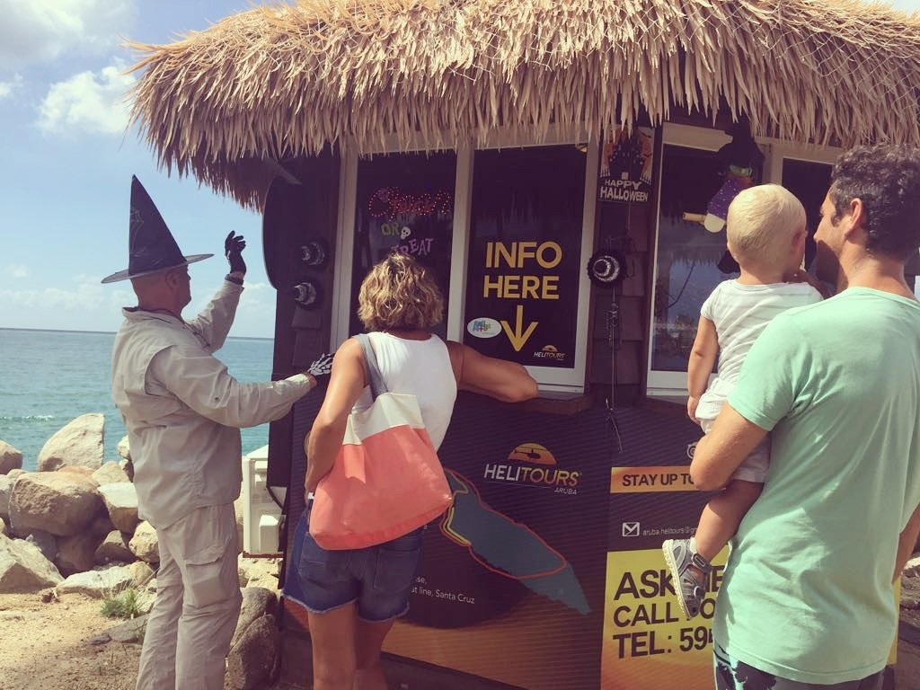 arubahelitour's tweet photo. Trick or Treat!! 🍭👻👾 Served by the man himself...Call for reservation 297-5948364 #booohooo👻🚁🌞 https://t.co/TueDDpeYVX