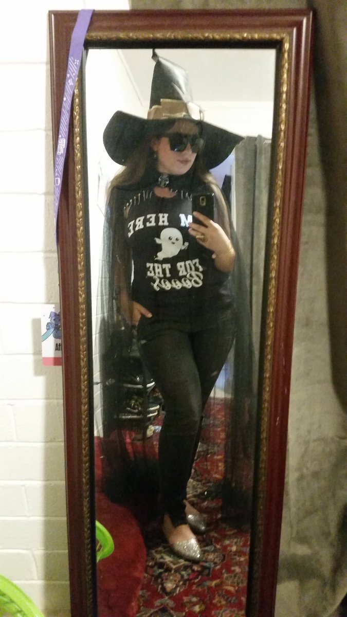 texmerquise's tweet photo. I'm here for the Booos. 🌙🎃👻🍷 #Halloween #workwitch #costume #spoopy #witch https://t.co/ii0PDwwRSw