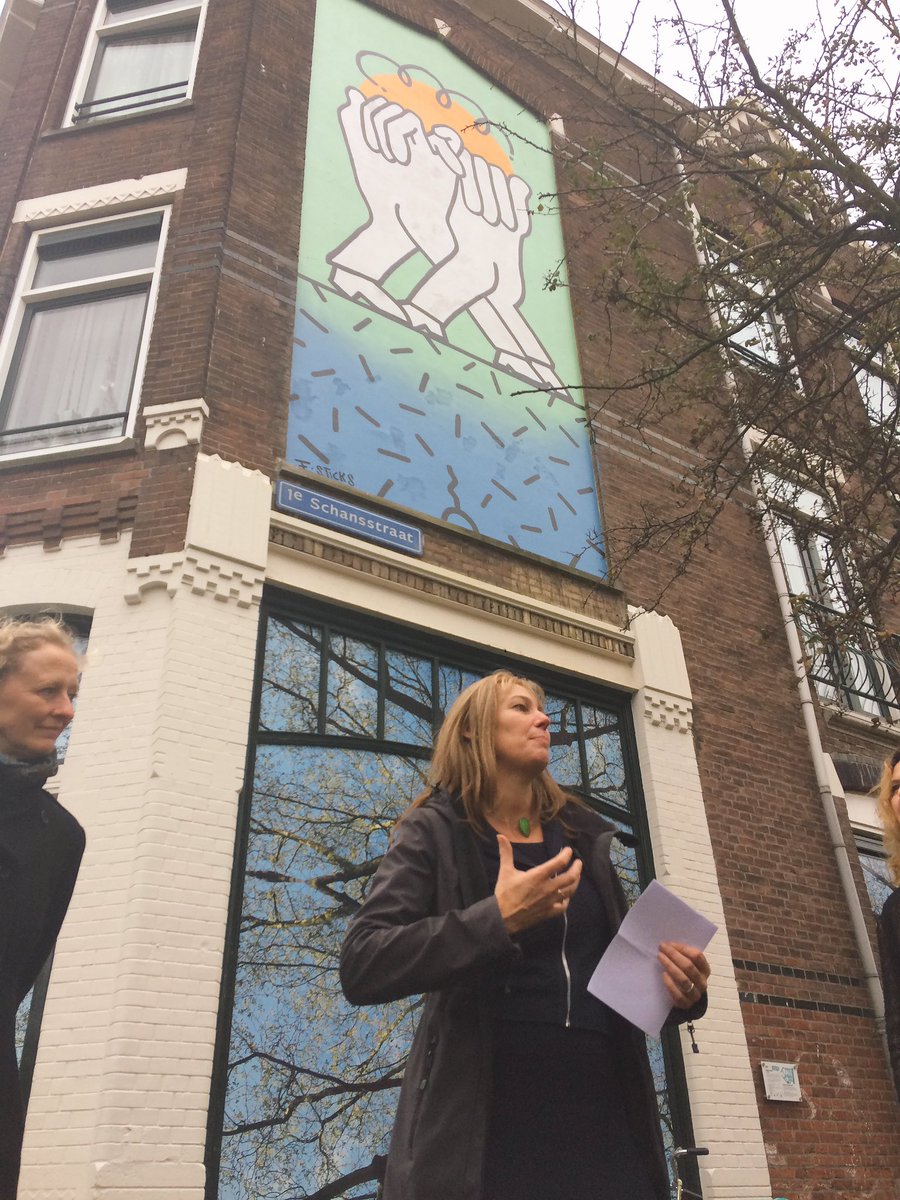 DHcooperatie's tweet photo. "Het leven is geen wedstrijd. Winnen doe je samen" Kunstenares Xaviera Altena bij opening van #Geveltrots: 10 kunstwerken in de wijk #BoTu https://t.co/rx3Ct0qQ0r
