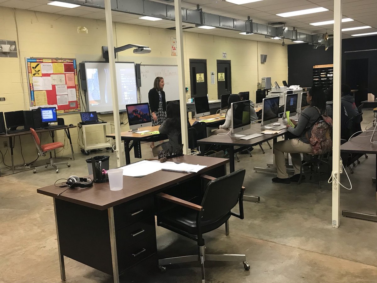 faulkner_ctc's tweet photo. Check out the @VHSAcademies tour of Faulkner this morning! Students are indulging their creativity, learning about graphic artist! #tlfctc #tlfgraphic #vigortour @Careertechmob @MarcieMcNeal https://t.co/LUy3jibRrD