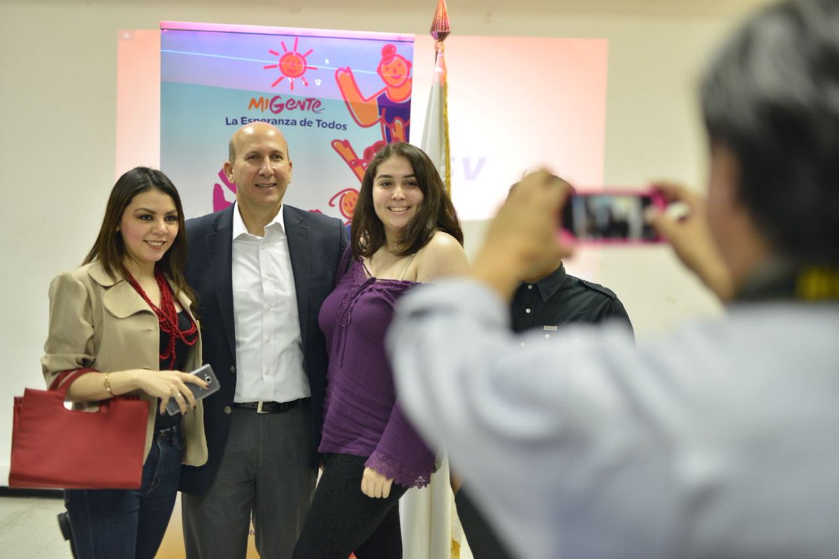 JaviSiman's tweet photo. Gracias por invitarme a #ForoAzul @UJMD_sv El país tiene grandes oportunidades, y el reto es aprovecharlas para que nuestra gente prospere. https://t.co/BRtCzUZ9x0