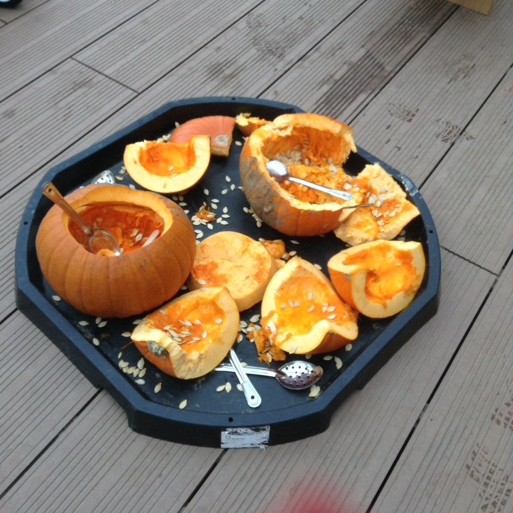 AshbridgeMaxy's tweet photo. 🎃🍂The children have had a great day exploring pumpkins and making a large Autumn display 🍁🎃 #exploringtexture #halloween #autumn https://t.co/TEzAaPYJOI
