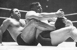 wrestlemen's tweet photo. If you like head and body scissors, you need to join https://t.co/eY4BDBCJD4. We're all about the big SQUEEEEEZE. https://t.co/v4TtvvPm72