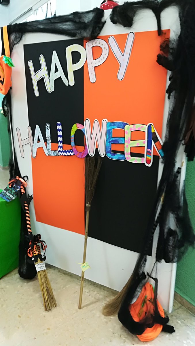 sbn9690's tweet photo. Great Halloween decorations in our super school...enjoy! @ceipasuncion #edublogs #sharingedu #creativelearning #eduideas #sfumadrid # https://t.co/vorOrIG6EE