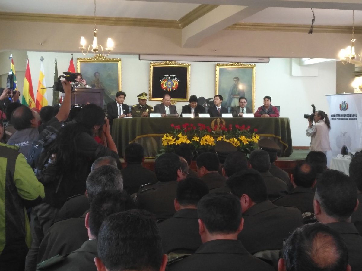 MindeGobierno's tweet photo. #Ahora con la presencia del presidente @evoespueblo y el Ministro de Gobierno #CarlosRomero inicia la entrega de equipos del Proyecto Bol110 https://t.co/zoAjg9DdQQ