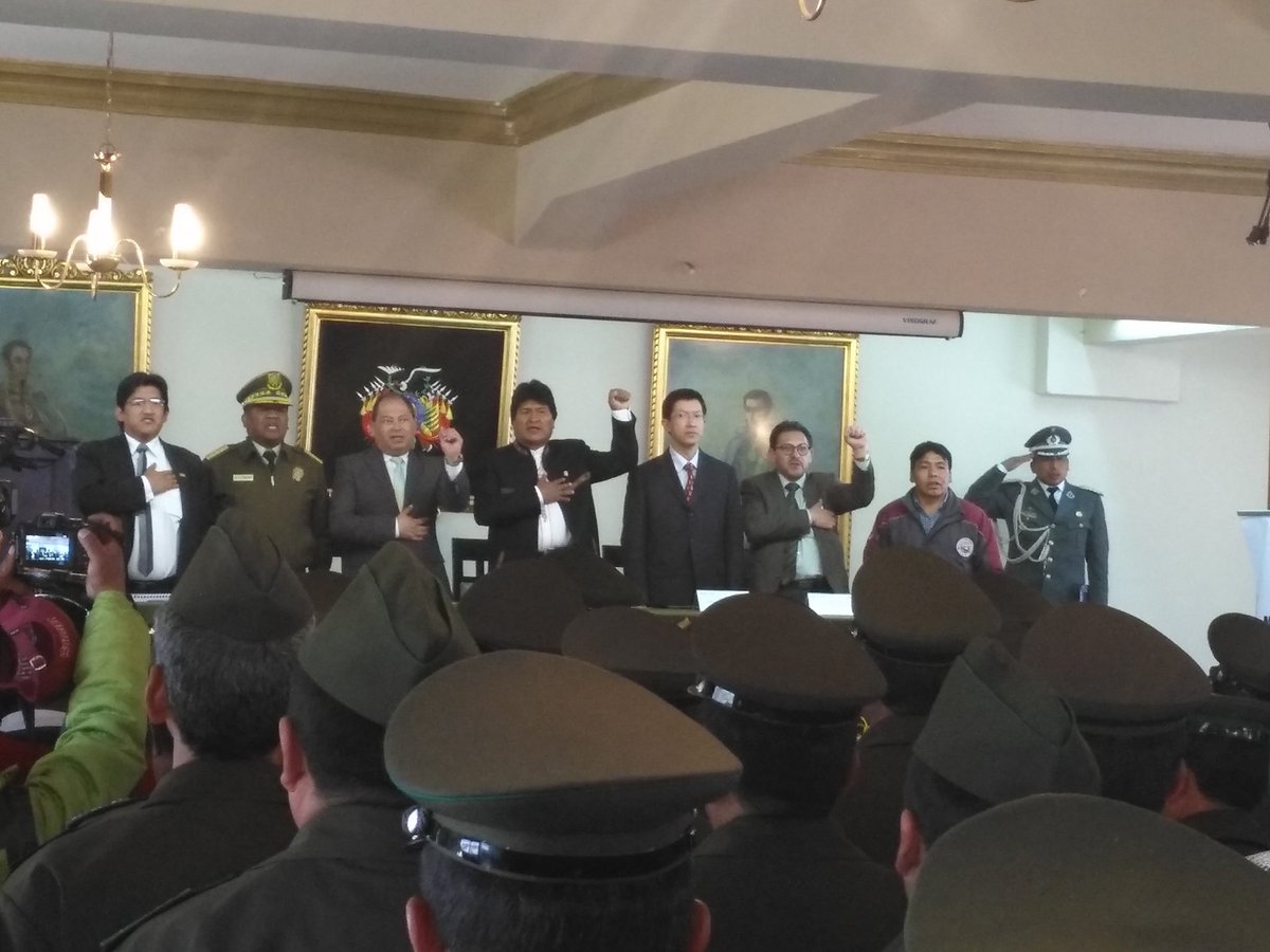 MindeGobierno's tweet photo. #Ahora con la presencia del presidente @evoespueblo y el Ministro de Gobierno #CarlosRomero inicia la entrega de equipos del Proyecto Bol110 https://t.co/zoAjg9DdQQ
