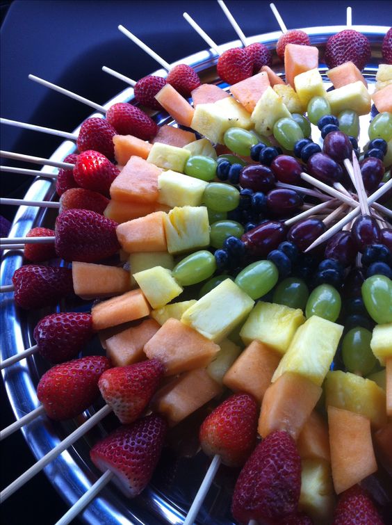 Comunicapeep's tweet photo. Hoy nos hemos levantado con ganas de fruta! 🍎🍐🍉🍇🍓🍒🍍🥝 #gratiacateringinspiration https://t.co/Q1pcvyDXFH