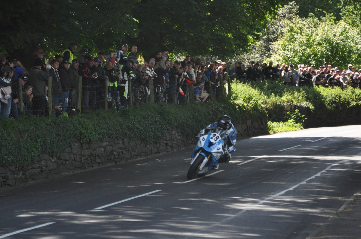 db64_david's tweet photo. #JCoward #TT2017 @Radcliffesrace @SeniorSoph0124 @Jon_3_roads @moto_republic @MotofestIOMTT @IOMTTPHOTOS @roadracingdaily @irishroadracing https://t.co/loVUFyAD8K