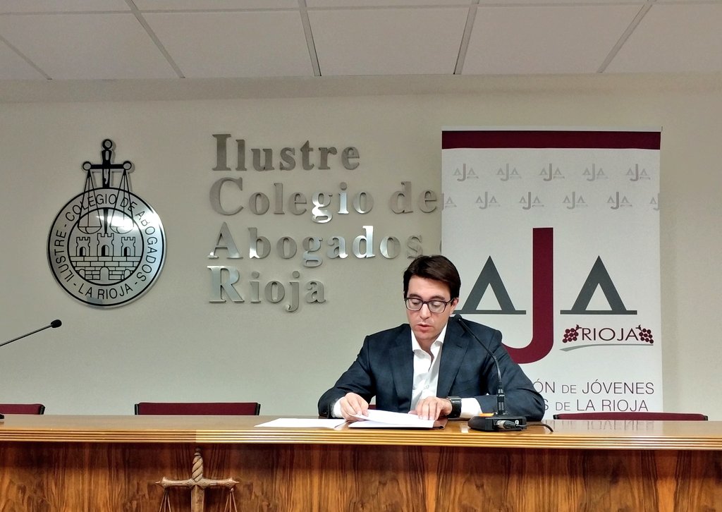 AJARioja's tweet photo. Lectura del manifiesto en el #DíaDelAbogadoJoven #DAJ2017 https://t.co/Mz4YDNYUBX