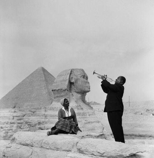 TimeinMusic's tweet image. Louis Armstrong plays for his wife in Giza, 1961.