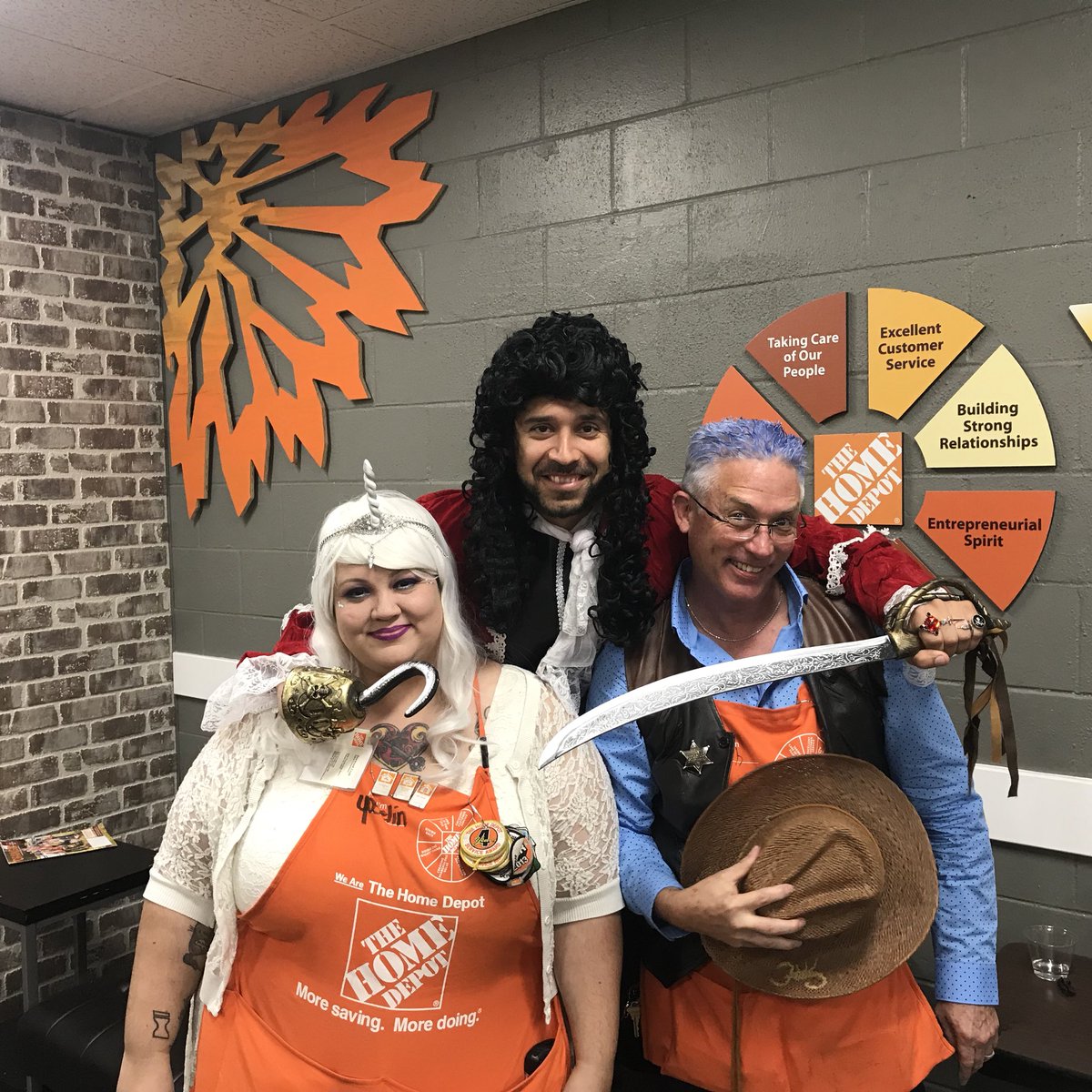 thd_alex's tweet photo. Some #Halloween2017 fun at #243. @Yoselinb0243 @marcialrod165 @marlaina_smith #VOA365 @thehomedepot https://t.co/XZ90cPmLw8