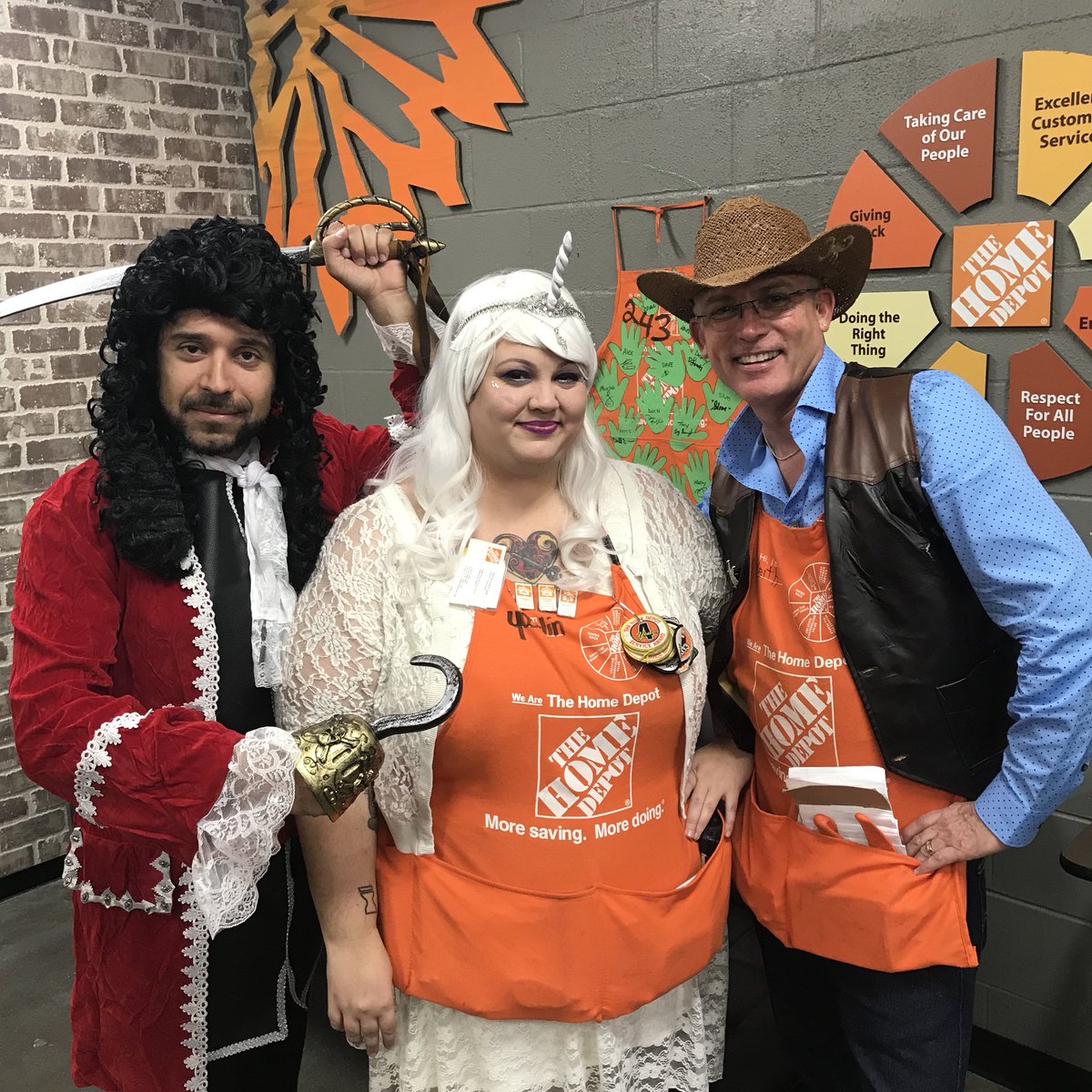 thd_alex's tweet photo. Some #Halloween2017 fun at #243. @Yoselinb0243 @marcialrod165 @marlaina_smith #VOA365 @thehomedepot https://t.co/XZ90cPmLw8