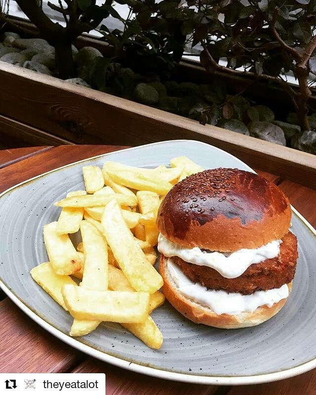 Biz menümüzdeki yenileri tanıtıyoruz ama misafirlerimiz Socrates Bistro klasiklerinin tadını çıkarmaya da devam ediyor 🦀🍔