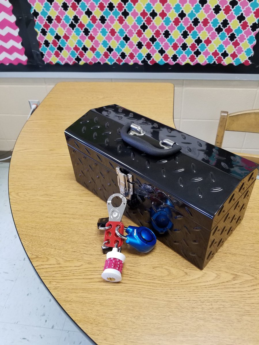 astockmanclass's tweet photo. Can you guess what 5th grade at Bush is doing today?! #fpstechortreat https://t.co/C5EZIecZoY