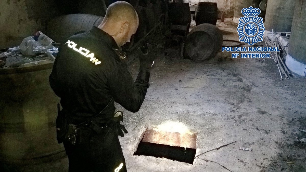 policia's tweet photo. Una 👮‍♀️ oyó los gritos de este hombre que llevaba 6 horas en el pozo al que había caído en #Cádiz ¡RESCATADO! 👏👏👌
https://t.co/dWb8YDcHLz https://t.co/UUtn7RVhtd