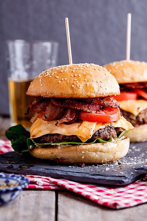 Comunicapeep's tweet photo. Un día perfecto para comer con tus amigos 🍔 🍔  #gratiainspiration https://t.co/ua81IOAjbm