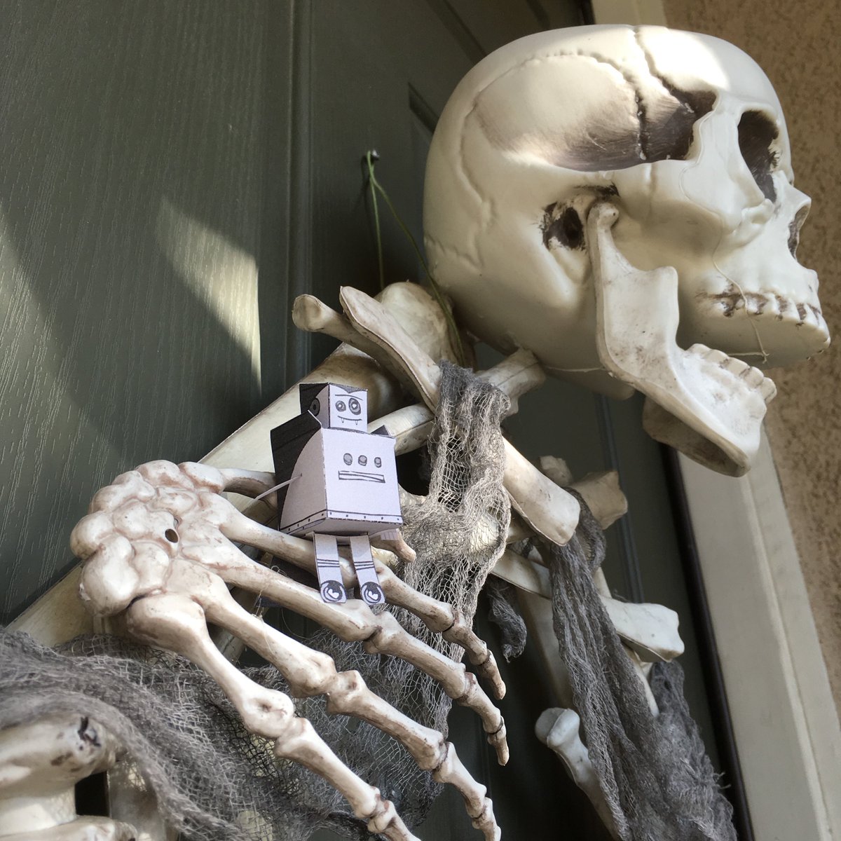 PenolopyBulnick's tweet photo. Printed my own grayscale @instructables #vampirerobot. He's hanging out with my skeleton wreath! Happy Halloween everyone! https://t.co/1dXCPDVSTo