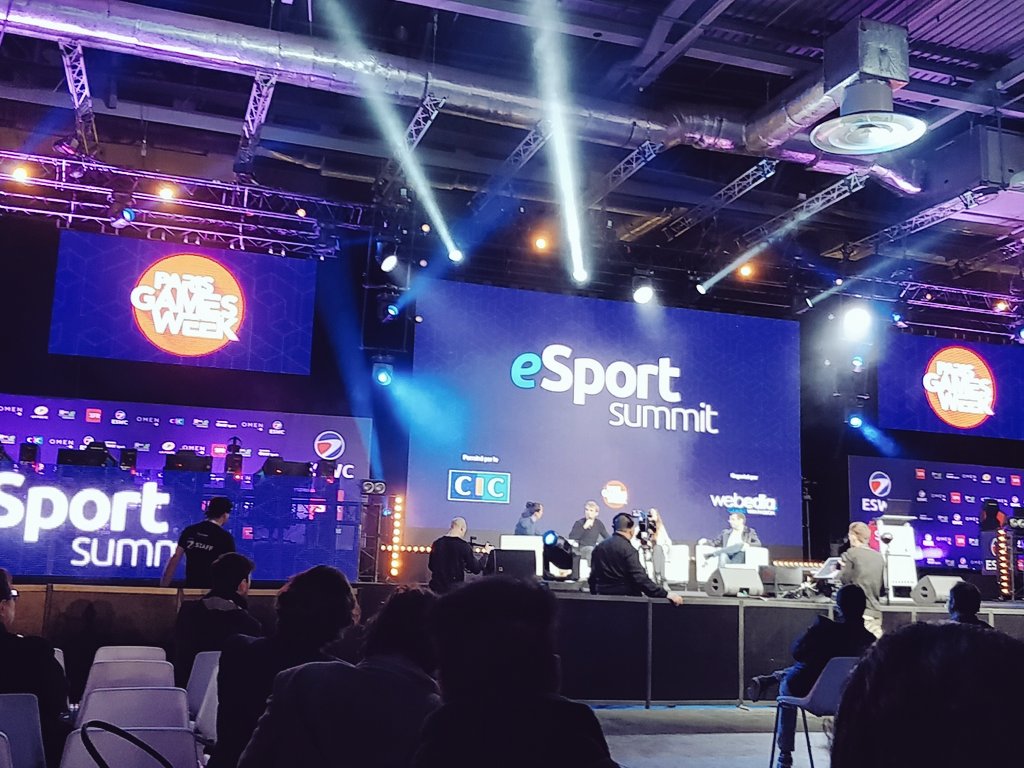 esportseries's tweet photo. On vient prendre des cours pour la prochaine édition 😋 #esportsummit  cc @meltdownparis #eliguedelapub #ParisGamesWeek2017 🎮 https://t.co/sbbgRAl3yY