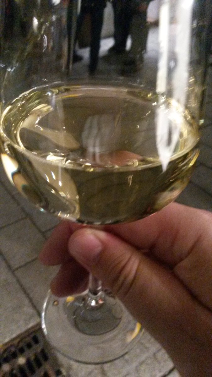 DaGr77's tweet photo. Grüner Veltliner - auf der Straße,  im Stehen @ #Sporer #Salzburg #drinkporn https://t.co/06iNs6N0rd