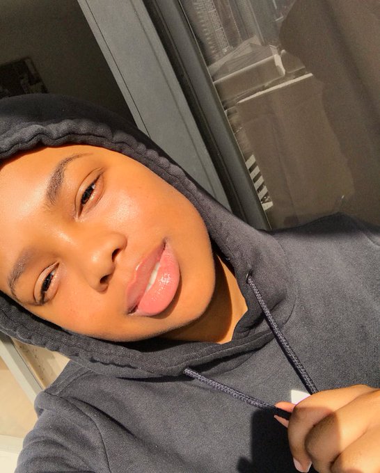 No makeup... Just Some Lipgloss on this fine Tuesday #CoconutOilGawd 👅 https://t.co/GObfxL04Dj<a href="/tag/coconutoilgawd"class="tags"><span>#coconutoilgawd</span></a>