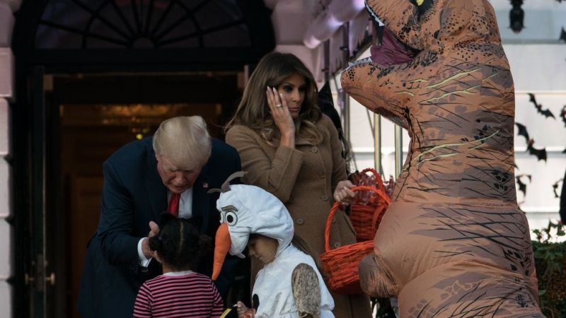 TheAVClub's tweet photo. Dinosaur costume strikes terror into heart of world leader https://t.co/aU0EQlIBnH #Halloween https://t.co/vjatvVG2DY