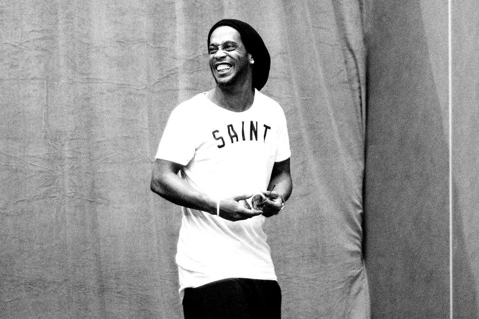 MotivacionesF's tweet photo. "Cuando me muera, quiero que me hagan un templo al lado de un campo de Fútbol y me entierren con un balón" - Ronaldinho. https://t.co/7j630fhlsI