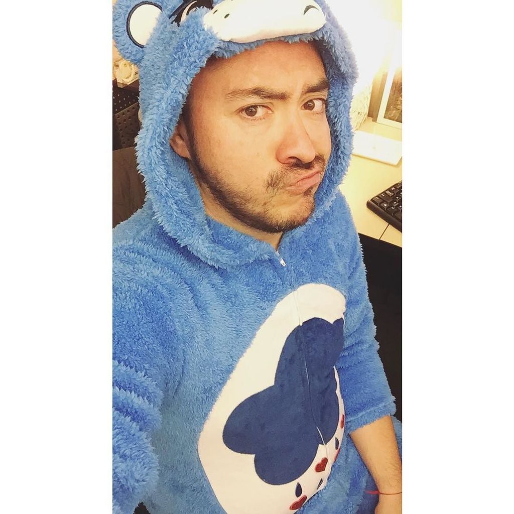 GnsfO9's tweet photo. Happy Halloween!! 👻
🐻🌧️💙 #halloween #carebears #grumpycarebear #gaycarebear #halloween2017 #bluecarebear https://t.co/6Ii4TFsdrV
