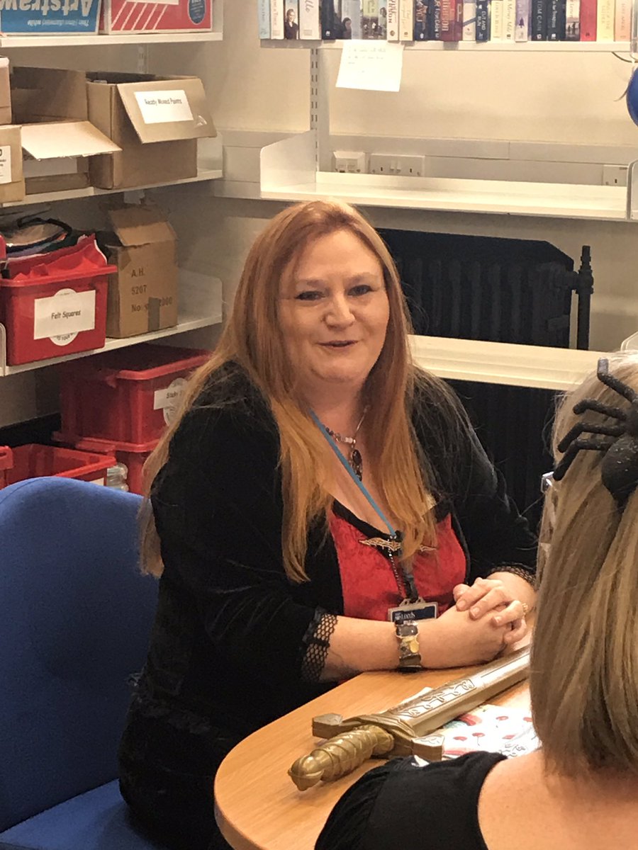 Rachel_Benn_'s tweet image. Saying a Happy #Retirement to our lovely Lynne today 🎉 #HunsletLibrary @leedslibraries