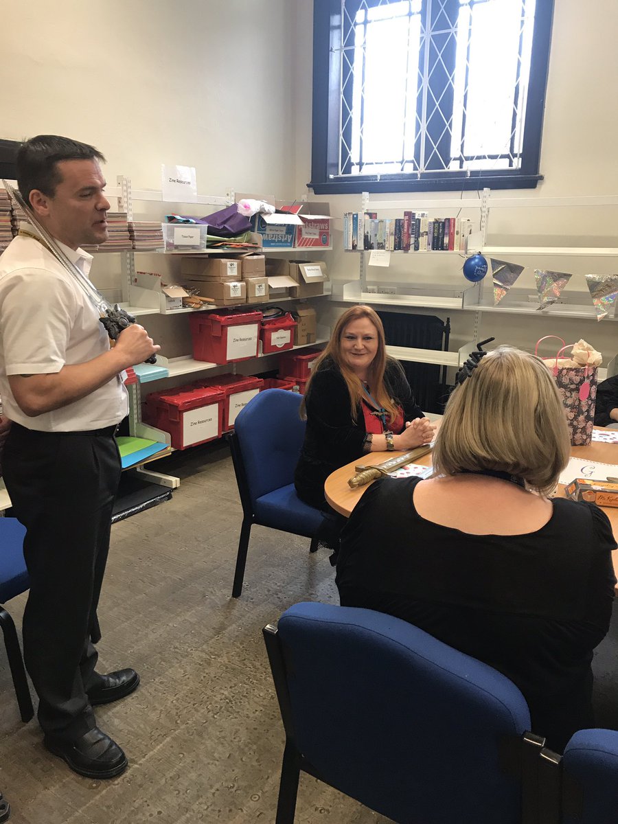 Rachel_Benn_'s tweet image. Saying a Happy #Retirement to our lovely Lynne today 🎉 #HunsletLibrary @leedslibraries
