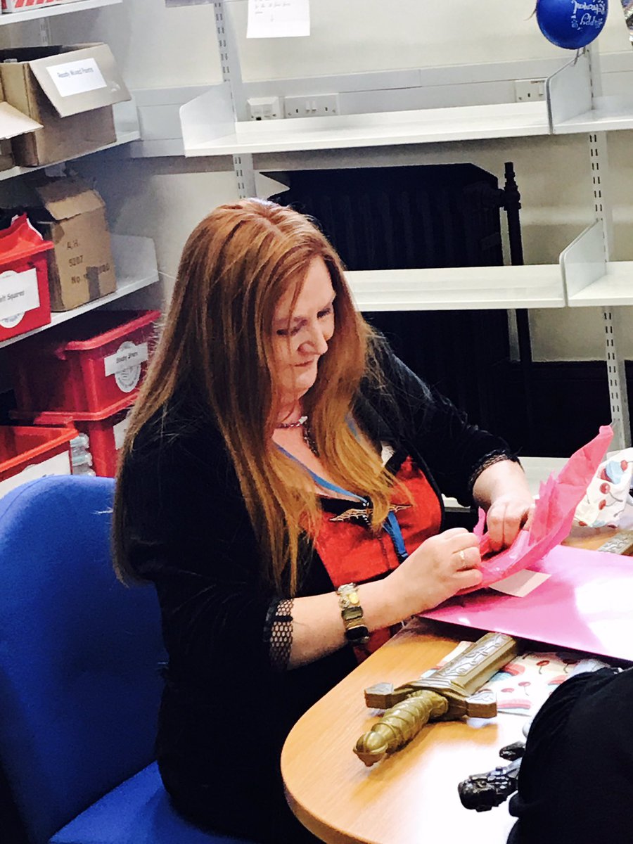 Rachel_Benn_'s tweet image. Saying a Happy #Retirement to our lovely Lynne today 🎉 #HunsletLibrary @leedslibraries