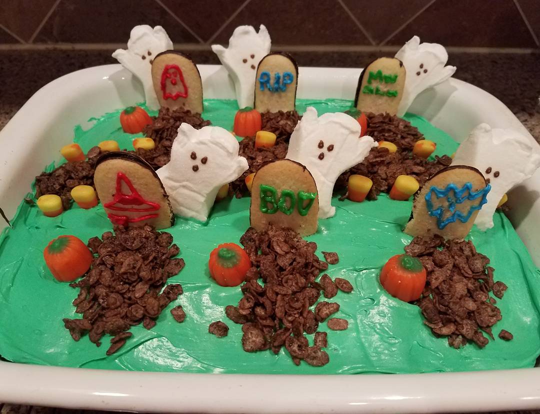 deb_h101's tweet photo. HAPPY HALLOWEEN EVERYONE!!🎃🎃🎃 Our yearly tradition has spread to my daughter's preschool class! #GraveyardCake #SoYummy #Dessert 🎃👻😈💀🍁😱🎃 https://t.co/DzSxfDfktA