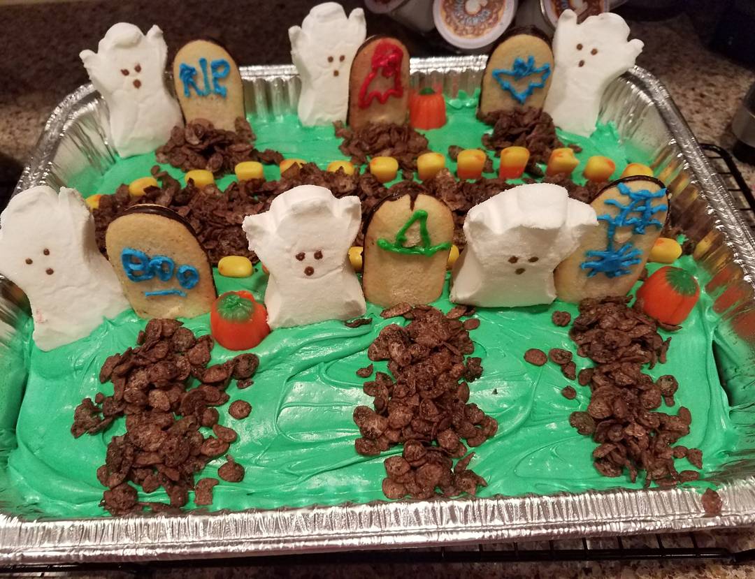 deb_h101's tweet photo. HAPPY HALLOWEEN EVERYONE!!🎃🎃🎃 Our yearly tradition has spread to my daughter's preschool class! #GraveyardCake #SoYummy #Dessert 🎃👻😈💀🍁😱🎃 https://t.co/DzSxfDfktA
