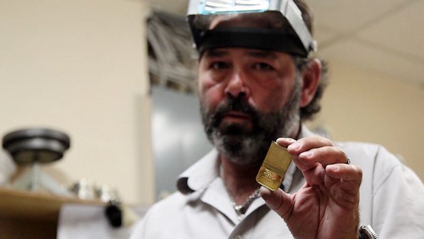 FredOneonine's tweet photo. #RoyalCanadianMint-stamped #gold #wafer appears to be #fake | #GoldAntiTrustActionCommittee: https://t.co/qgL1XqJlWh #RBC #ZombieBank #MintCondition! https://t.co/JNoVmvAoUz
