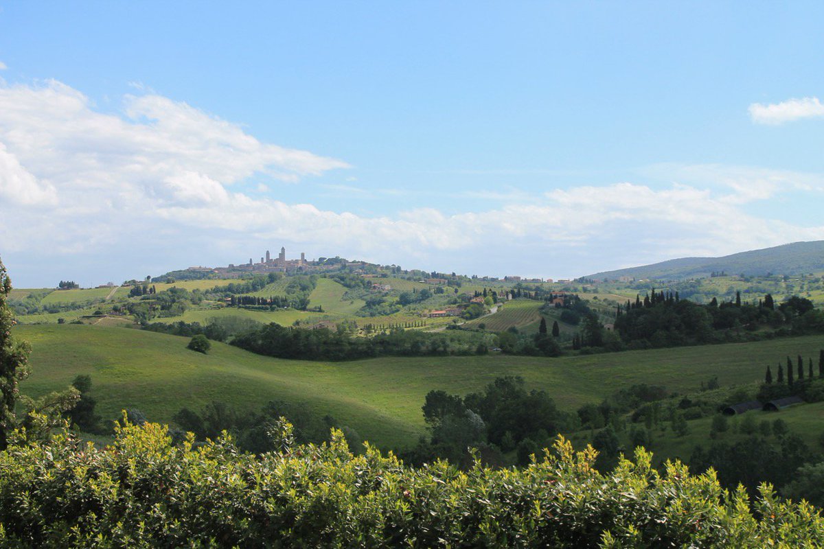 grabbinglife's tweet photo. Our fav pics from prev trips! The town of #SanGimignano on the hilltop, surrounded by the Tuscan countryside. #italy #travelphotography https://t.co/1wqUaYikj7