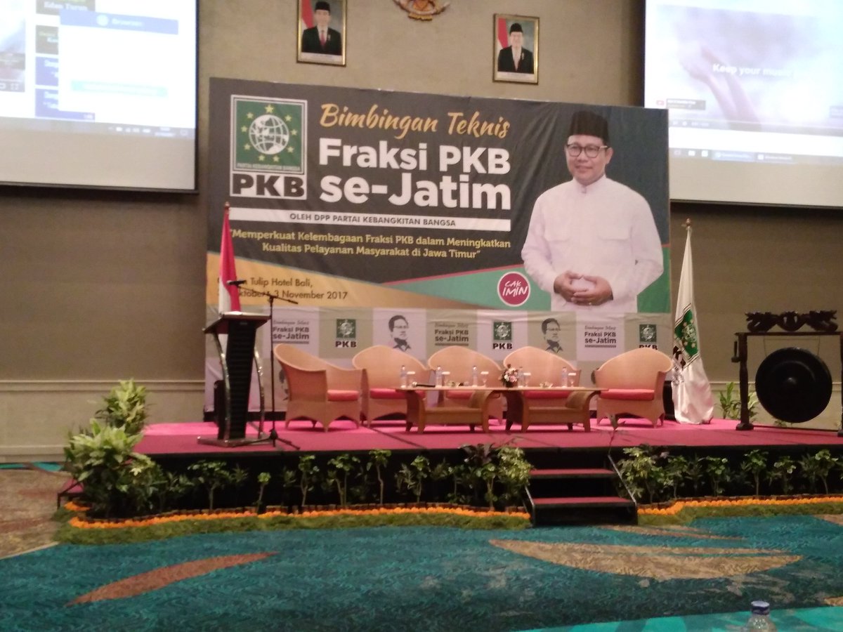 FPKBGresik's tweet photo. Semangat menyanyikan Mars Yalal Wathon bareng #CakImin . Luar biasa energi Positif yg di hadirkan pada opening #BimtekFPKBseJatim https://t.co/PhZxkYOF5G