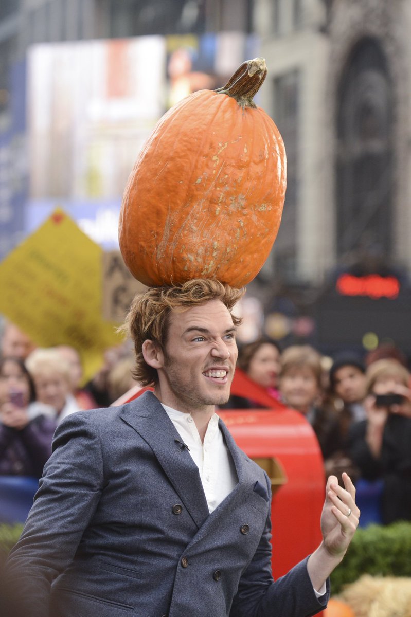 samclaflin_th's tweet photo. #Halloween 👻🎃 https://t.co/oEtl7cZWgA
