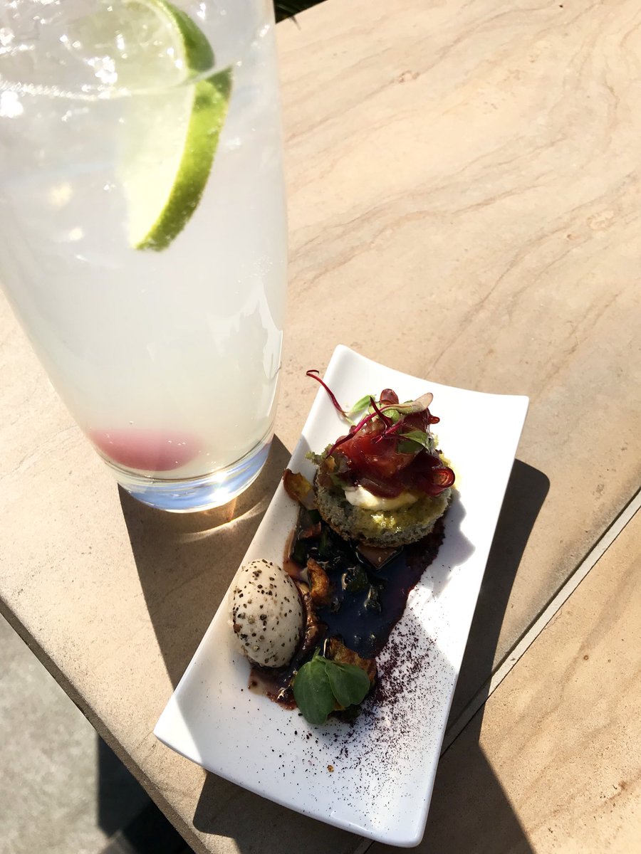 thevibeza's tweet photo. Tom Collins at #VIP @SandtonEvents #TsogoSandtonMile #GinRun https://t.co/UFEi9Batxt