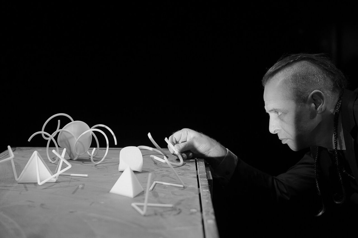 hautparleurmag's tweet photo. " Le Pas Grand Chose" une conférence spectacle de Johann Le Guillerm, drôle et scientifique (si, si !). Du 6 au 11 nov. au @LeGrandT https://t.co/B39VvPfsvl
