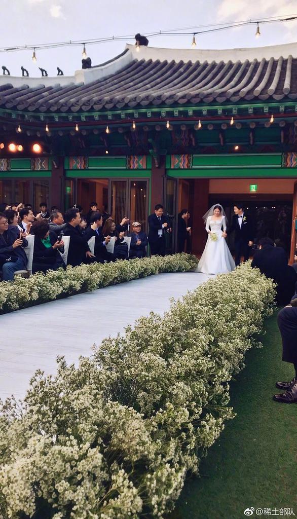 sjkfacts's tweet photo. 171031 Happy Wedding https://t.co/KYSuXvi5rO