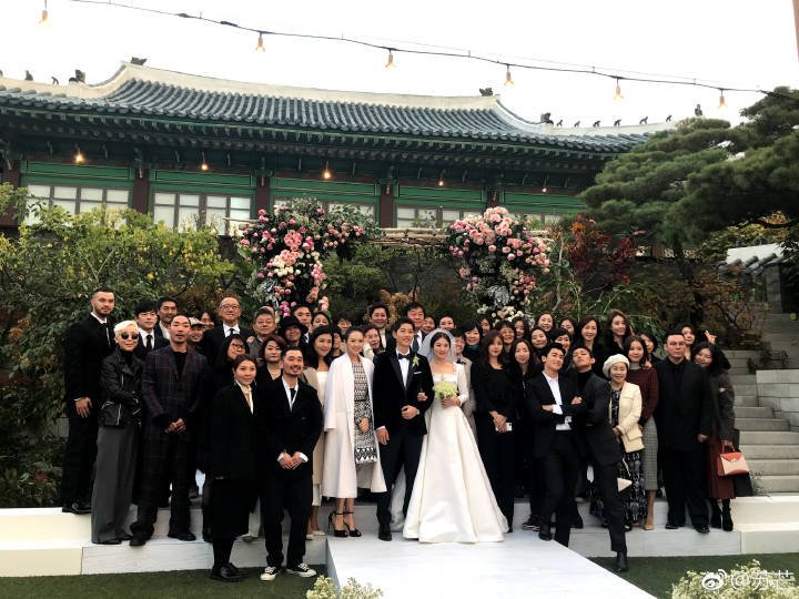 sjkfacts's tweet photo. 171031 Happy Wedding https://t.co/KYSuXvi5rO
