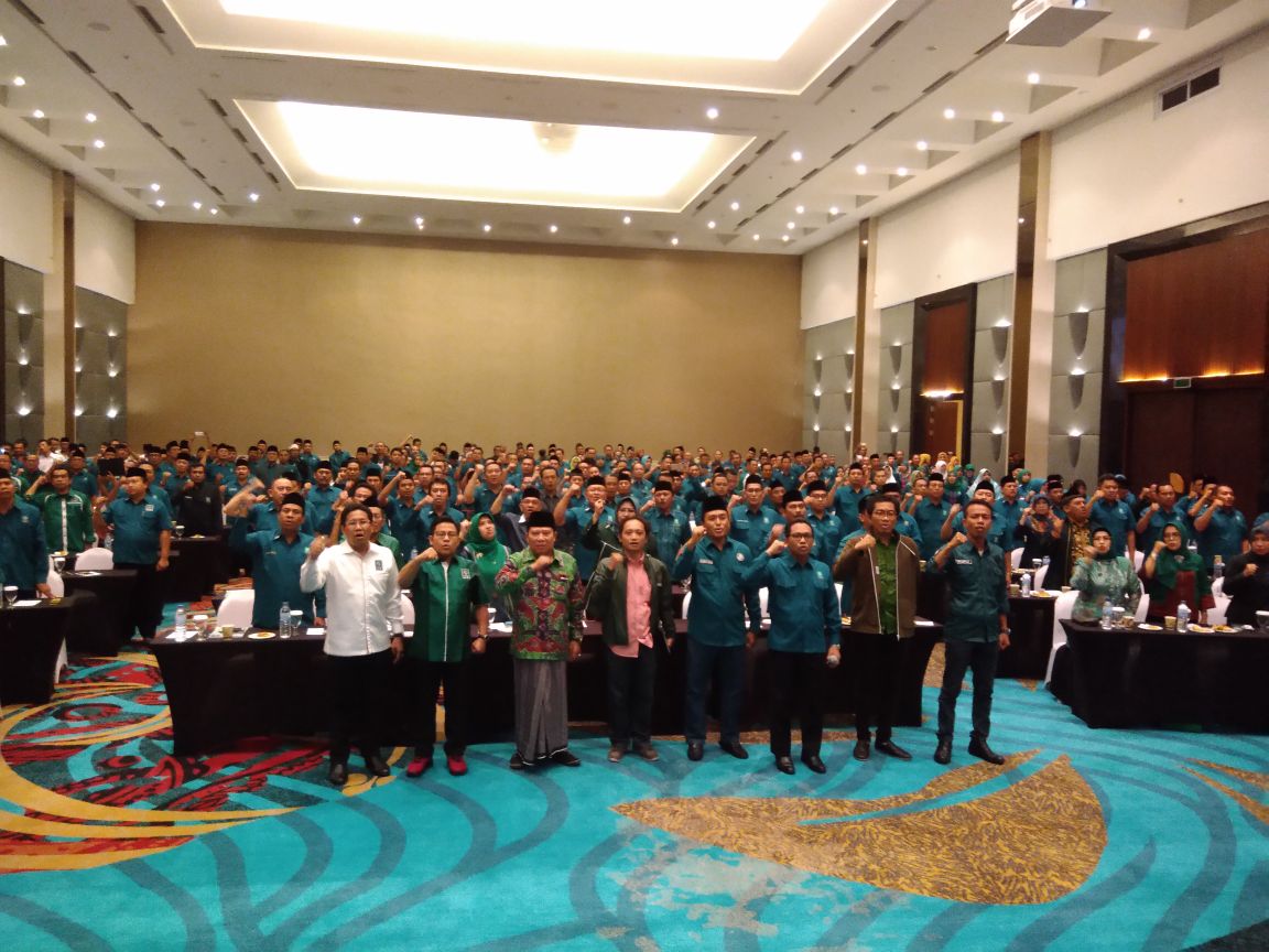 Semangat menyanyikan Mars Yalal Wathon bareng #CakImin . Luar biasa energi Positif yg di hadirkan pada opening #BimtekFPKBseJatim