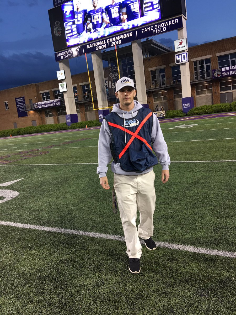Lynchr03's tweet photo. @JoshuaPate ball boy Jmu vs UNH , 21-0 https://t.co/ctCQI8YKAe